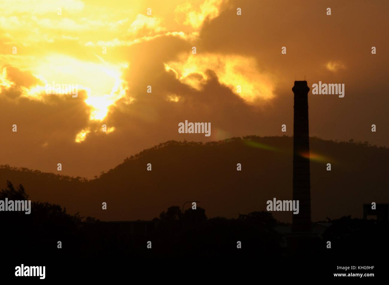 Un altro mondo scena gotica di sunrise dove una gerarchia con sun/universo dominando un pensionato di stack di fumo, che domina la natura circostante Foto Stock