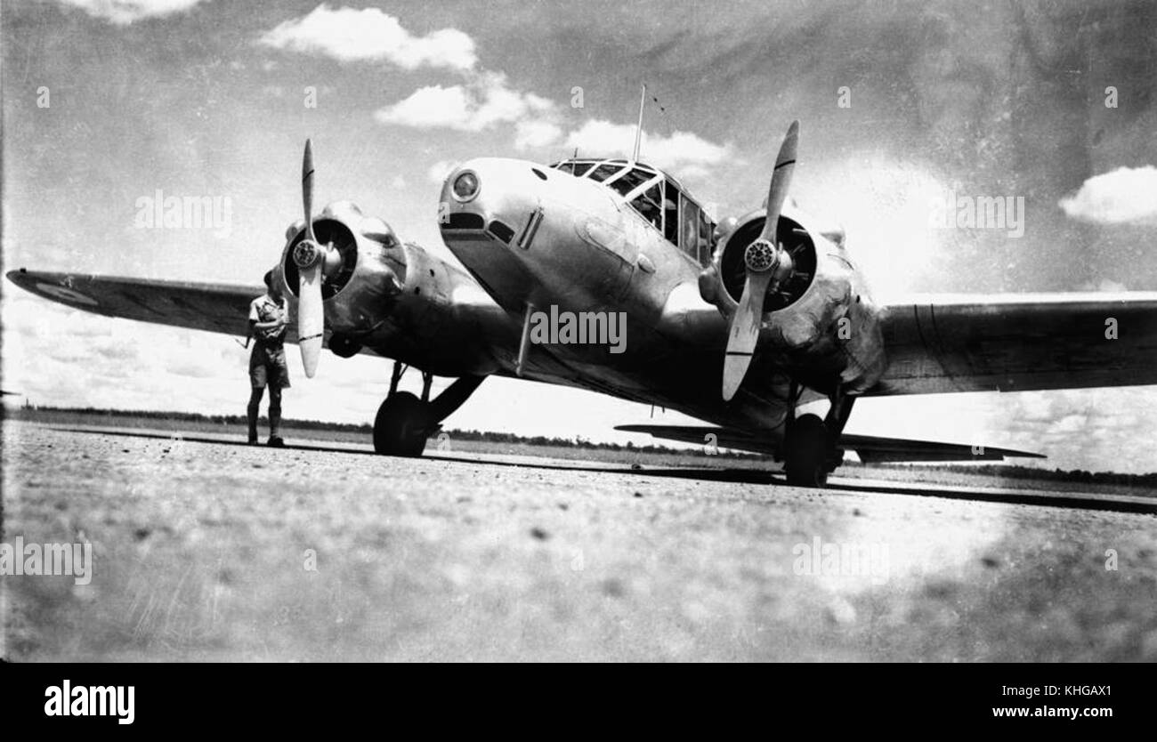 Questa immagine mostra l'Avro Anson, un aereo bimotore britannico utilizzato principalmente durante la seconda guerra mondiale. Mette in evidenza il design dell'aereo, la storia militare e il ruolo nelle missioni di ricognizione e addestramento. Foto Stock Questa immagine mostra l'Avro Anson, un aereo bimotore britannico utilizzato principalmente durante la seconda guerra mondiale. Mette in evidenza il design dell'aereo, la storia militare e il ruolo nelle missioni di ricognizione e addestramento. Foto Stock