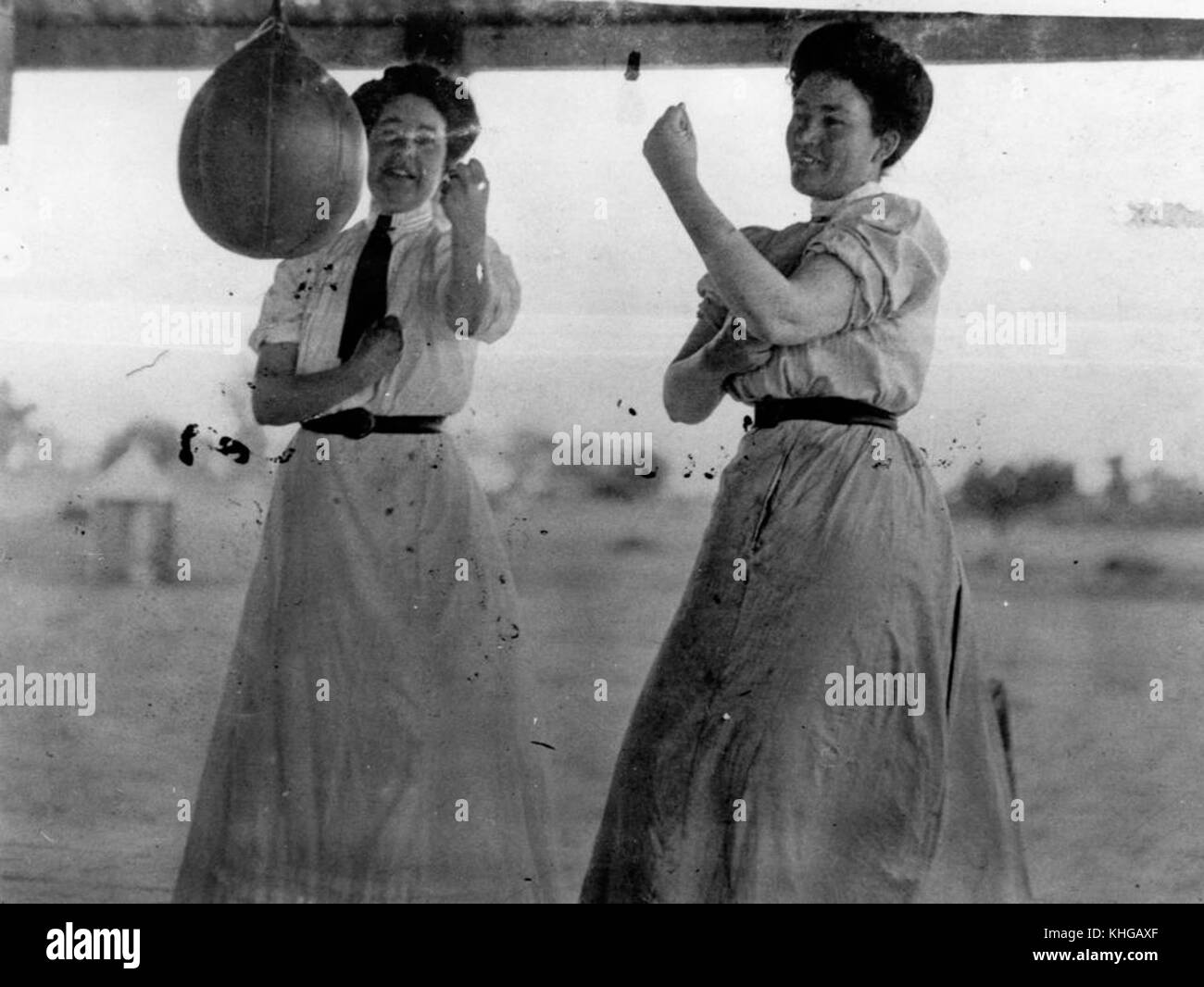 1 45199 due donne sparring con un sacco di velocità Foto Stock