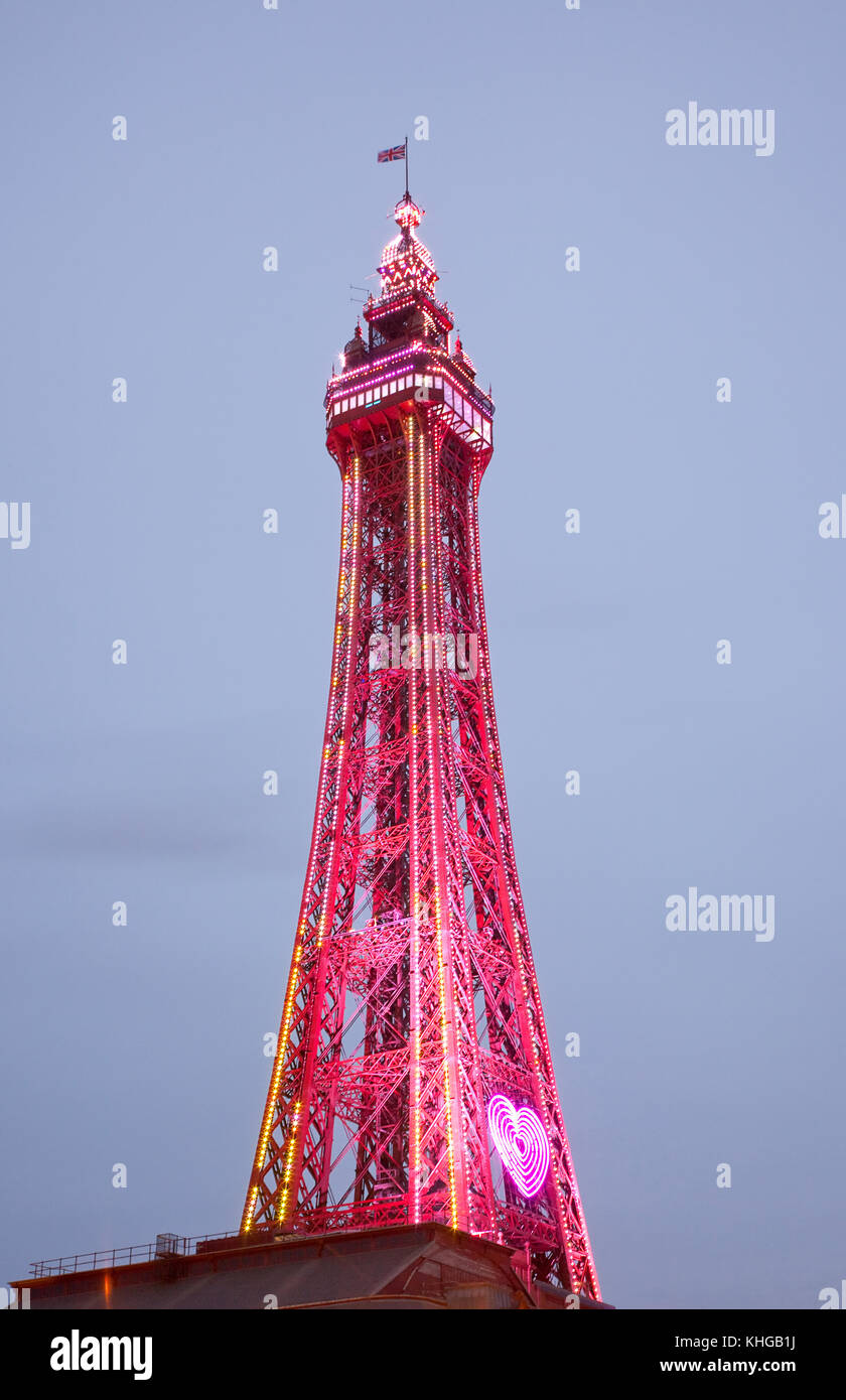 Inghilterra, lancashire, Blackpool, la passeggiata sul lungomare con torre illuminata al crepuscolo. Foto Stock