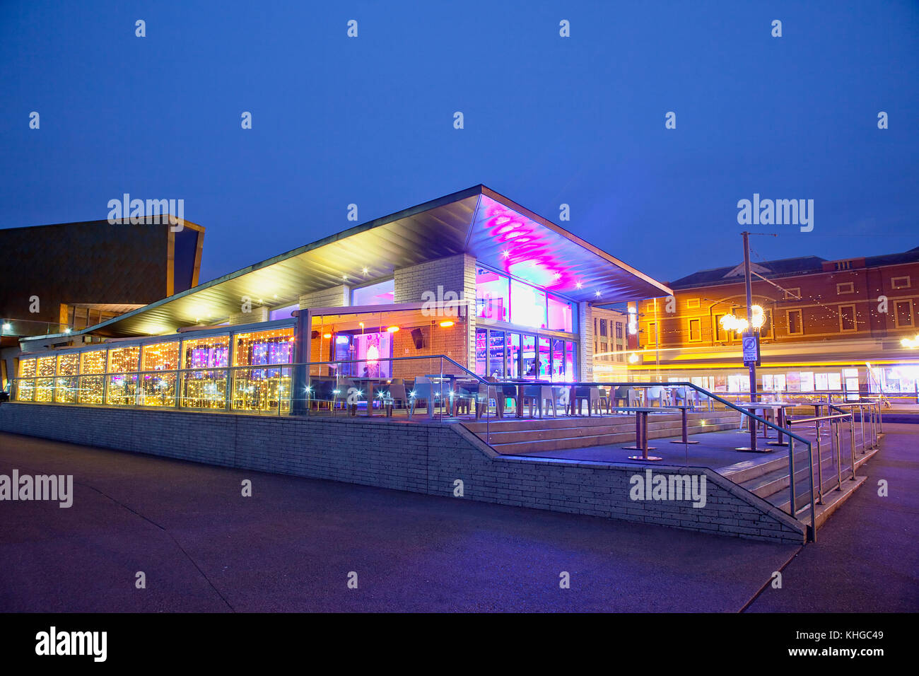 Inghilterra, lancashire, Blackpool, la passeggiata sul lungomare con ristorante illuminato al crepuscolo. Foto Stock