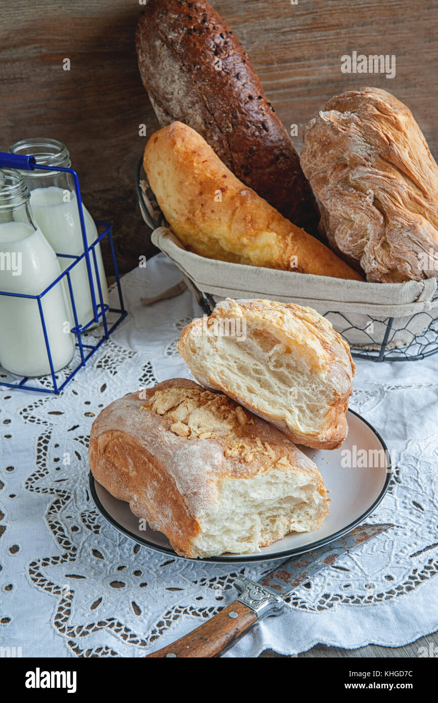 Bella focaccia di grano bianco il pane su una piastra su un bordo