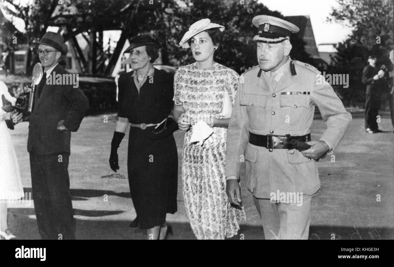 1 151911 Jocelyn Bell e Sir Leslie Wilson presso la Cattedrale di San Giovanni, Brisbane Foto Stock