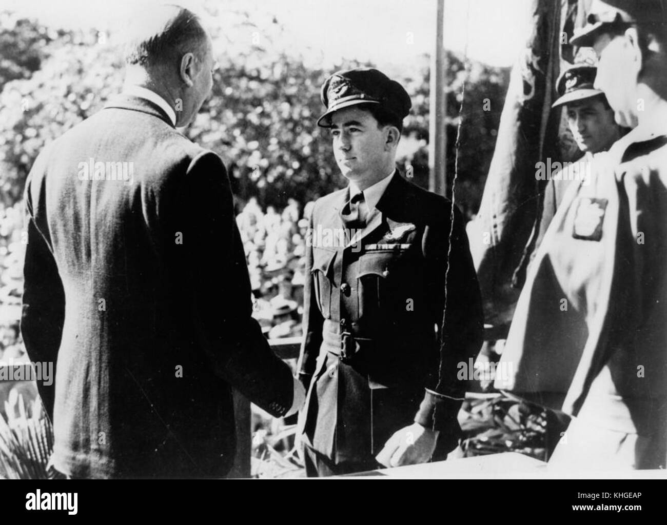 L'ufficiale volante Keith Noel Heilbronn fu decorato dal Governatore generale, Henry, Duca di Gloucester, nel 1945. Questa immagine cattura un momento di riconoscimento per il coraggio o il servizio durante la seconda guerra mondiale Foto Stock