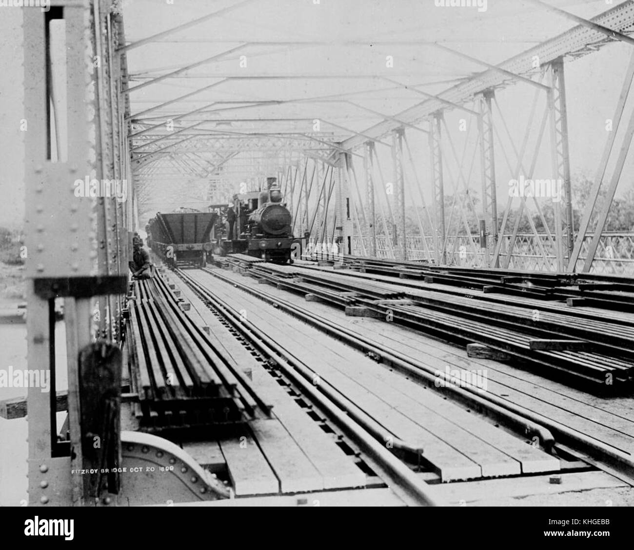 2 270069 motore a vapore attraversando il Alexandra ponte ferroviario a Rockhampton, 1899 Foto Stock