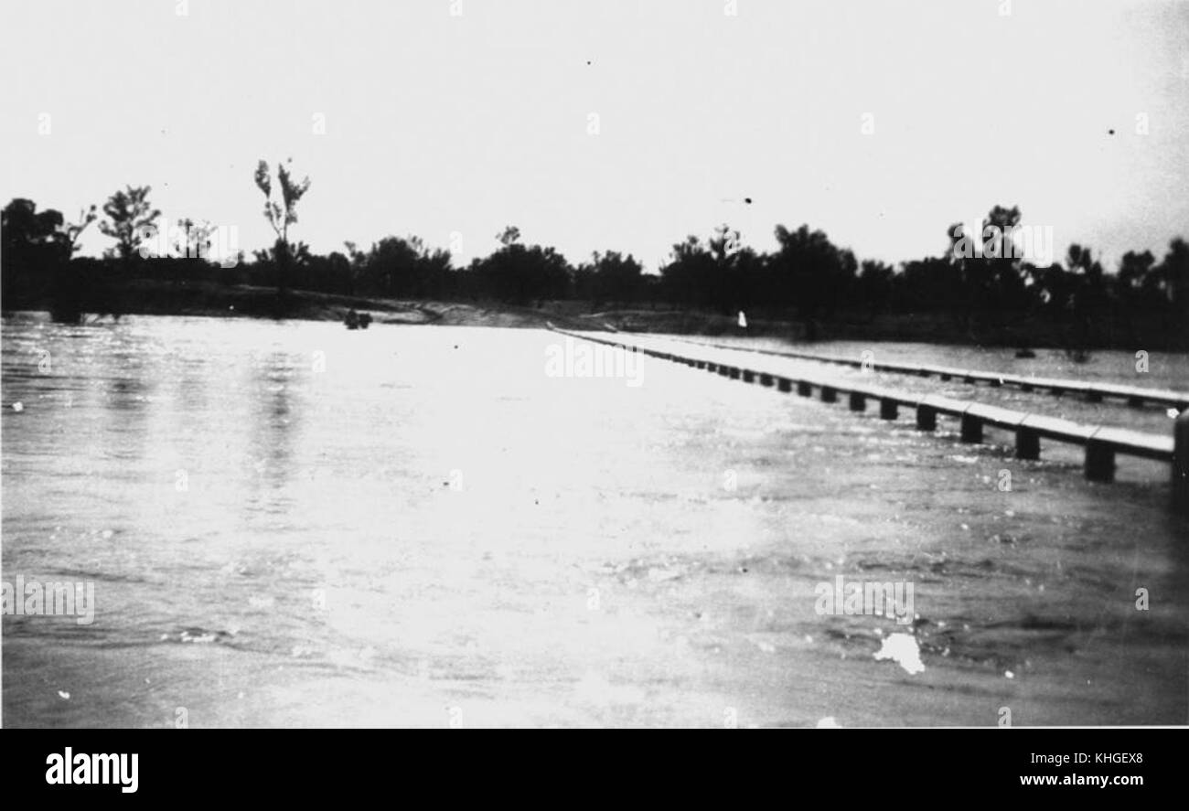 1 14514 Balonne inondazioni del fiume su un ponte in San Giorgio district, ca. 1941 Foto Stock