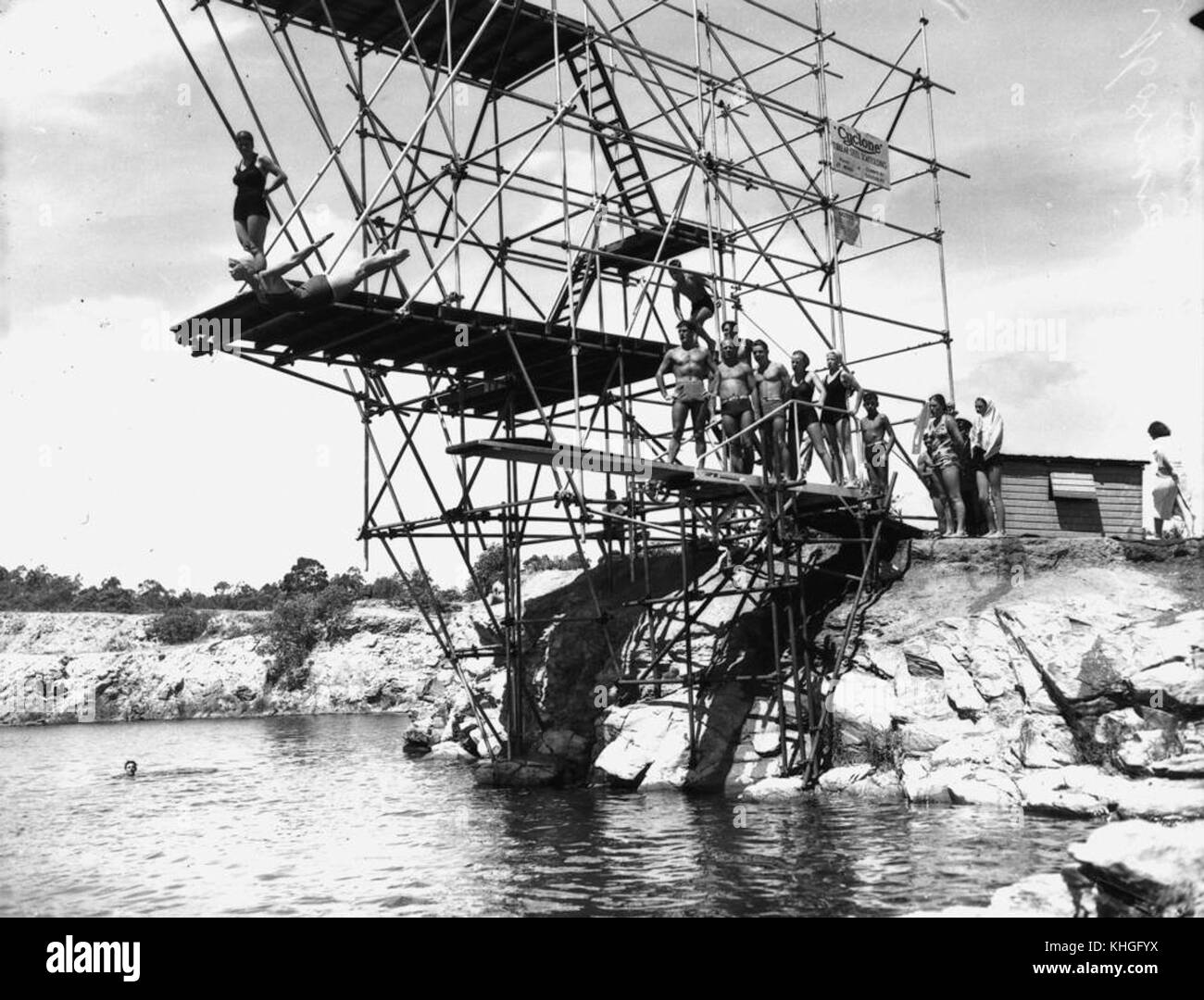 1 200227 Donna tuffarsi in Morningside cava, Brisbane, 1949 Foto Stock