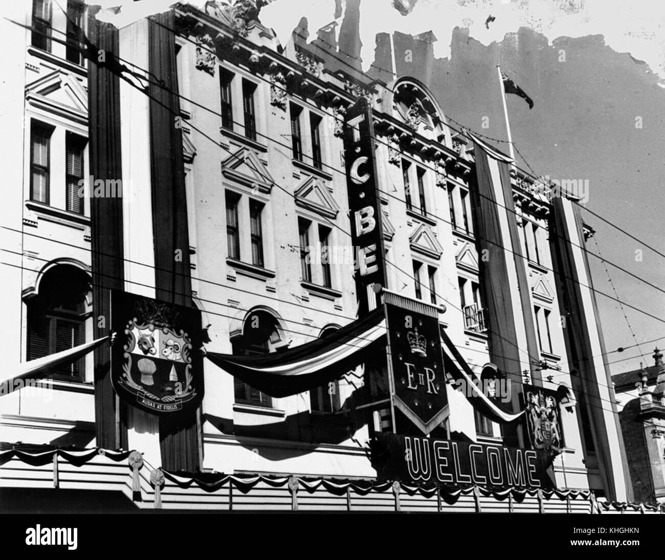 1 207625 Queensland Stemma e stemma reale sono parte delle decorazioni sul T. C. Beirne edificio, 1954 Foto Stock