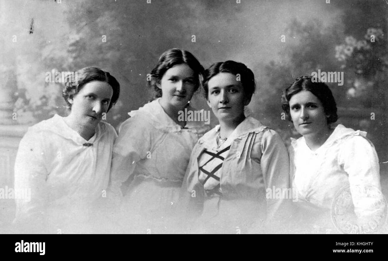 Questo titolo si riferisce probabilmente a una famiglia o a un gruppo di individui, probabilmente raffiguranti quattro persone di nome Grace, Elsie, Amy e Ivy Keylar. Il contesto dei nomi suggerisce un ritratto familiare o di gruppo. Foto Stock