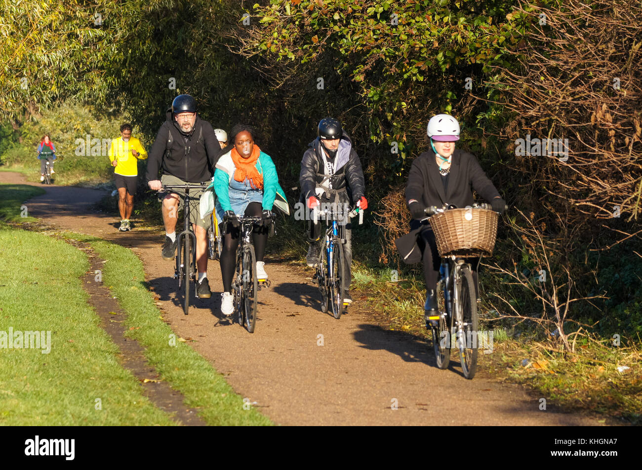 Persone in bicicletta lungo il fiume Lea, Londra Inghilterra Regno Unito Regno Unito Foto Stock Persone in bicicletta lungo il fiume Lea, Londra Inghilterra Regno Unito Regno Unito Foto Stock