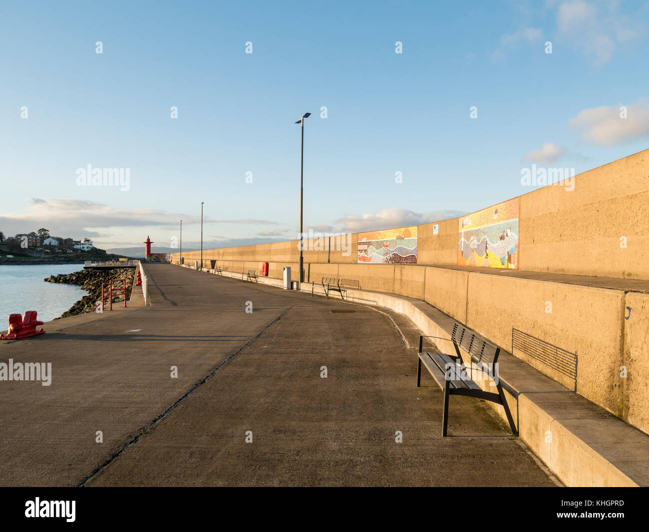 Bangor, Irlanda del Nord, Regno Unito. Il 17 novembre 2017. Regno Unito: Meteo deserta Eisenhower Pier come tramonta il sole e la temperatura scende al di sotto di un fresco 7C. La temperatura è prevista in discesa a 6C per tutta la notte con un giorno nuvoloso domani. Il credito J Orr/Alamy Live News Foto Stock