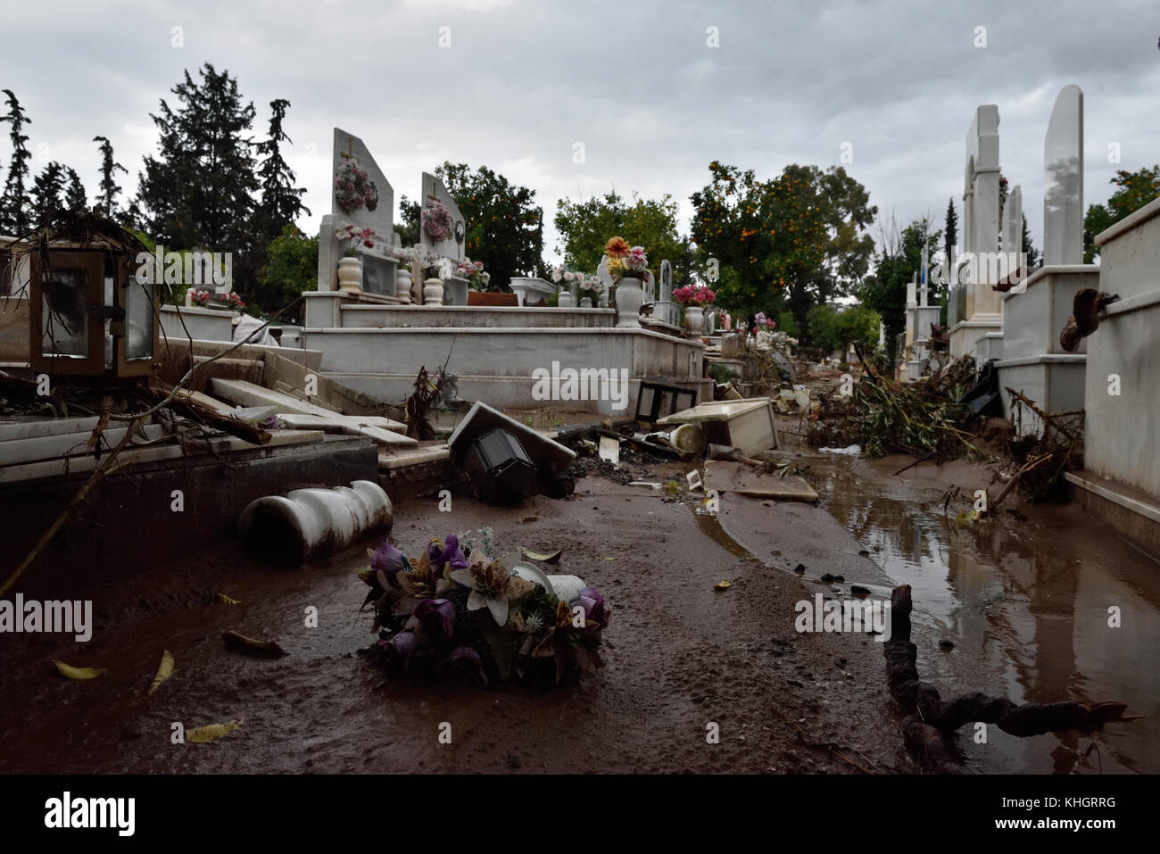 Mandra, Grecia. 17 novembre 2017. Una visione generale del cimitero danneggiato della città di Mandra in Attica dopo un'alluvione che ha ucciso almeno sedici persone e causato ingenti danni alle proprietà a Mandra, in Grecia. Crediti: Nicolas Koutsokostas/Alamy Live News Foto Stock