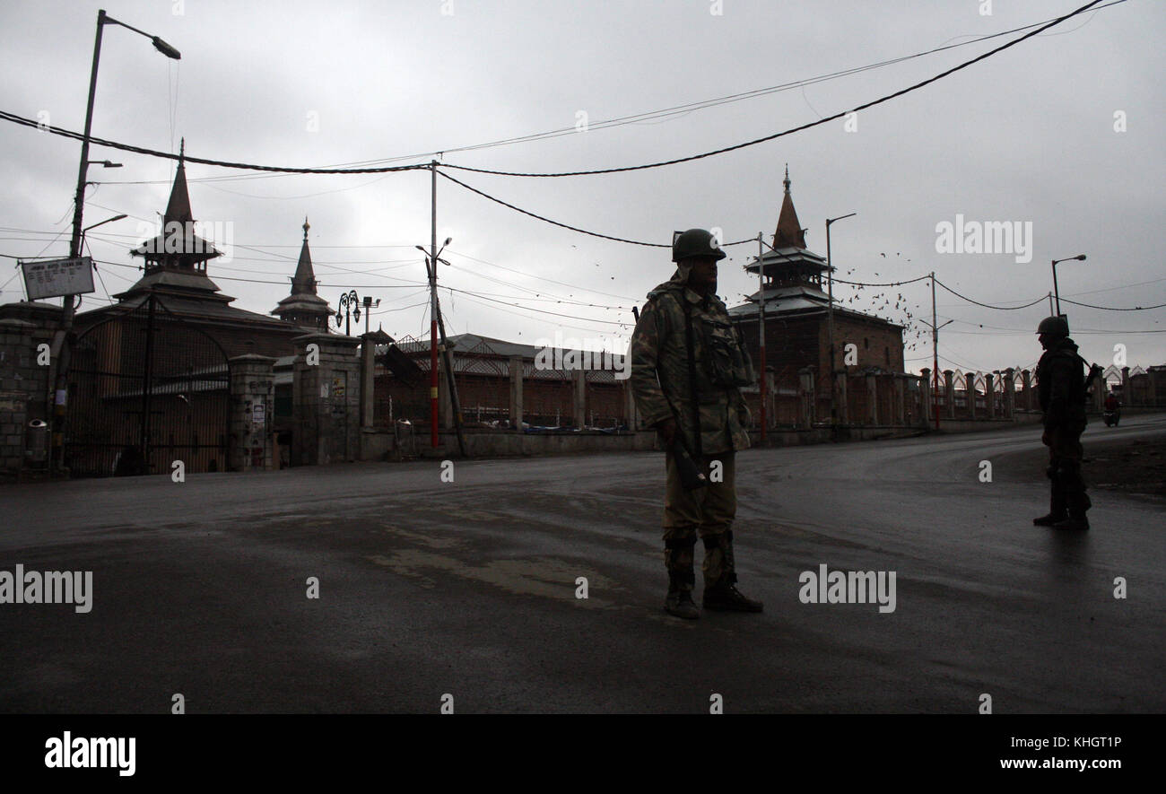 Srinagar Kashmir. 18 novembre, 2017. .Indian riserva centrale forza di polizia (crpf) Sta di guardia .competenti impongono delle restrizioni in alcune parti di srinagar dopo.il venerdì, mugees ahmad mir da parimpora è stato ucciso in uno scontro a fuoco tra la polizia e i militanti .anche uccisione di sub-inspector imran tak e il ferimento di un particolare agente di polizia (SPO), un ufficiale di polizia detto. nella periferia di srinagar.secondo la polizia, il militante ucciso era un membro di al Qaeda gruppo affiliato, ansar ghazwat-ul-hind.Il gruppo è stato lanciato nel mese di luglio. Credito: sofi suhail/alamy live news Foto Stock