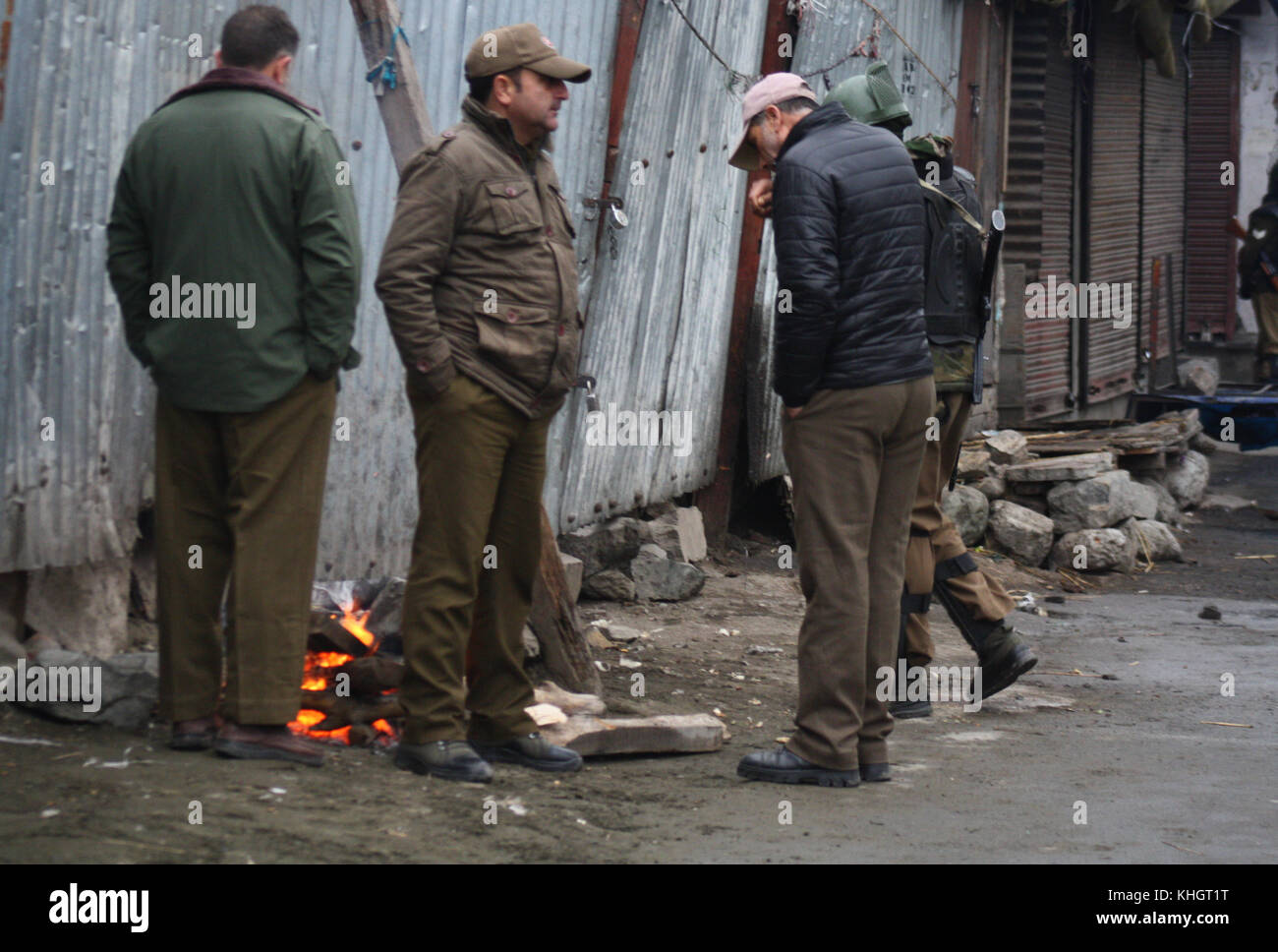 Srinagar Kashmir. 18 novembre, 2017. .Indian riserva centrale forza di polizia (crpf) scaldarsi vicino al falò.competenti impongono delle restrizioni in alcune parti di srinagar dopo.il venerdì, mugees ahmad mir da parimpora è stato ucciso in uno scontro a fuoco tra la polizia e i militanti .anche uccisione di sub-inspector imran tak e il ferimento di un particolare agente di polizia (SPO), un ufficiale di polizia detto. nella periferia di srinagar.secondo la polizia, il militante ucciso era un membro di al Qaeda gruppo affiliato, ansar ghazwat-ul-hind.Il gruppo è stato lanciato nel mese di luglio. Credito: sofi suhail/alamy live Foto Stock