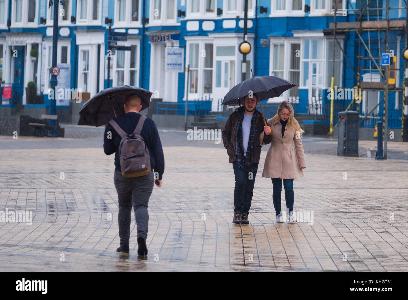 Aberystwyth Galles Regno Unito, sabato 18 Novemberr 2017 Regno Unito Meteo: Persone che camminano sotto i loro ombrelli sulla passeggiata in una mattinata grigia, ricoperta, umida e piovosa ad Aberystwyth Galles Regno Unito foto © Keith Morris / Alamy Live News Foto Stock