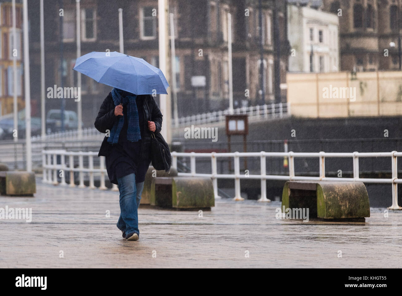 Aberystwyth Galles Regno Unito, sabato 18 Novemberr 2017 Regno Unito Meteo: Persone che camminano sotto i loro ombrelli sulla passeggiata in una mattinata grigia, ricoperta, umida e piovosa ad Aberystwyth Galles Regno Unito foto © Keith Morris / Alamy Live News Foto Stock