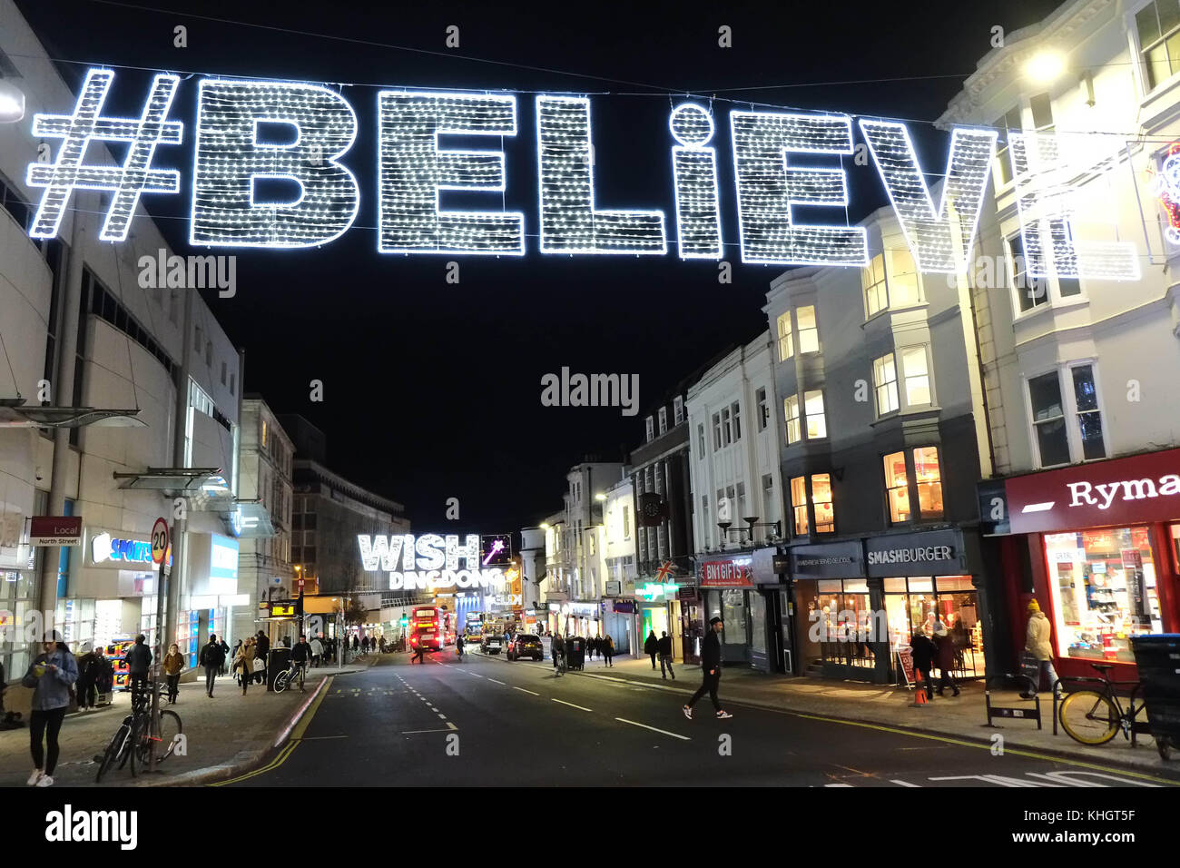 Brighton, Regno Unito. 17th novembre 2017. La stagione dello shopping natalizio è in corso a Brighton East Sussex con le luci festive accese con parole yuletide in luci che attraversano North Street in città. Credit: Nigel Bowles/Alamy Live News Foto Stock