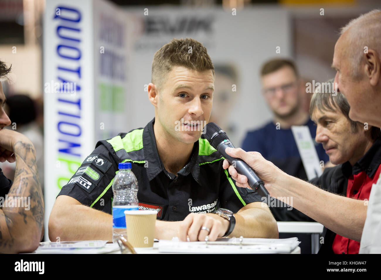 Birmingham, Regno Unito. Xviii Nov, 2017. Jonathan Rea su Carole Nash stand parlando il suo 2017 stagione nel British Superbike e i suoi piani per il 2018 Credit: Steven roe/Alamy Live News Foto Stock