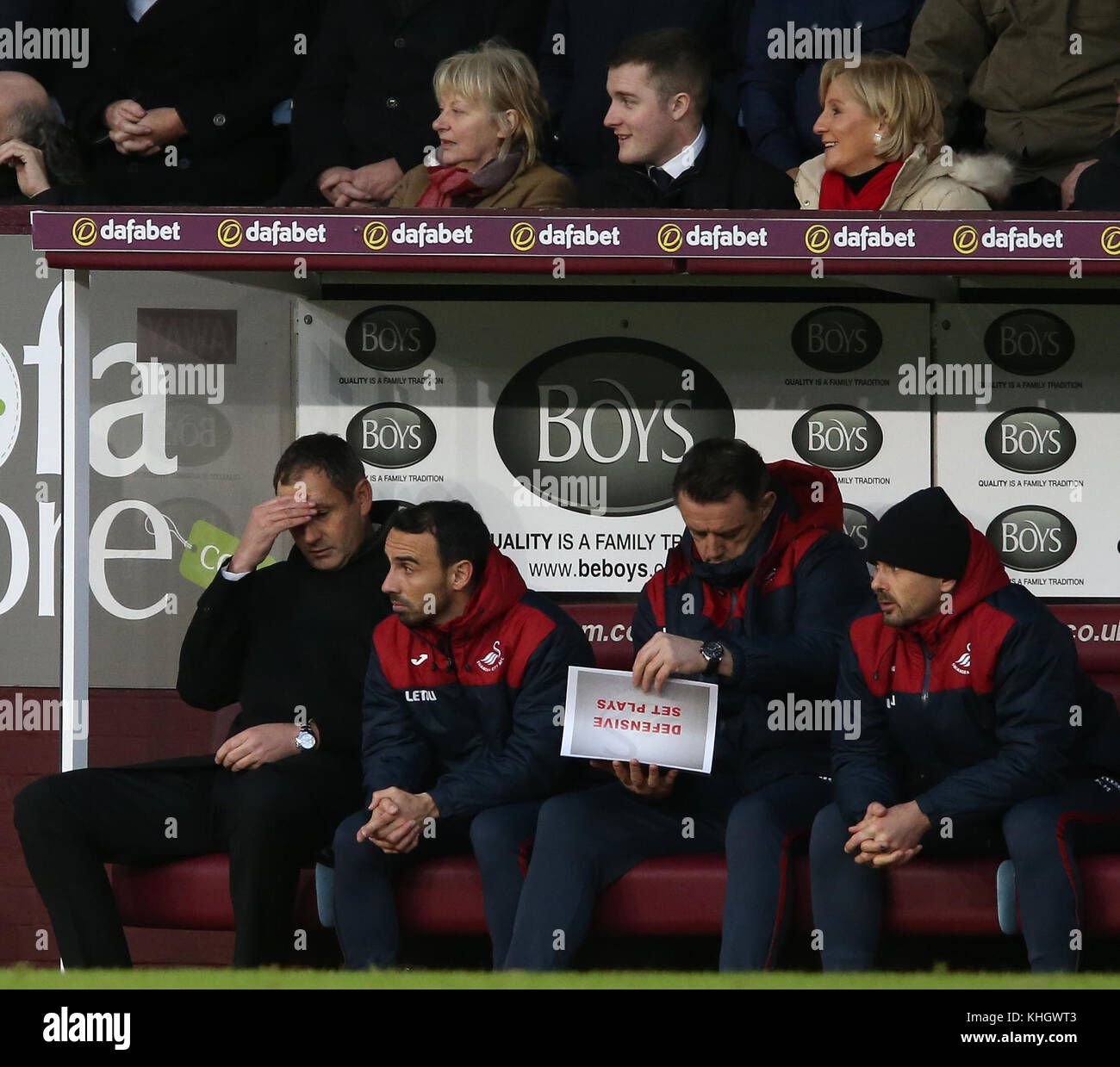 DEJECTED PAUL CLEMENT & COACH BURNLEY V SWANSEA CITY BURNLEY V SWANSEA CITY PREMIER LEAGUE 18 NOVEMBRE 2017 GBB5417 USO STRETTAMENTE EDITORIALE SOLO. Se Il Giocatore/I Giocatori Rappresentati In Questa Immagine Sono/Stanno Giocando Per Un Club Inglese O Per La Squadra Nazionale Dell'Inghilterra. Poi Questa Immagine Può Essere Utilizzata Solo Per Scopi Editoriali. Nessun Uso Commerciale. I Seguenti usi sono inoltre limitati ANCHE SE IN UN CONTESTO EDITORIALE: Utilizzo in conjuction con, o parte di, qualsiasi audio, video, dati, elenchi di fixture, logo club/campionato, scommesse, giochi o qualsiasi servizio 'live'. Sono Inoltre Limitate Le Utilizzazioni Foto Stock