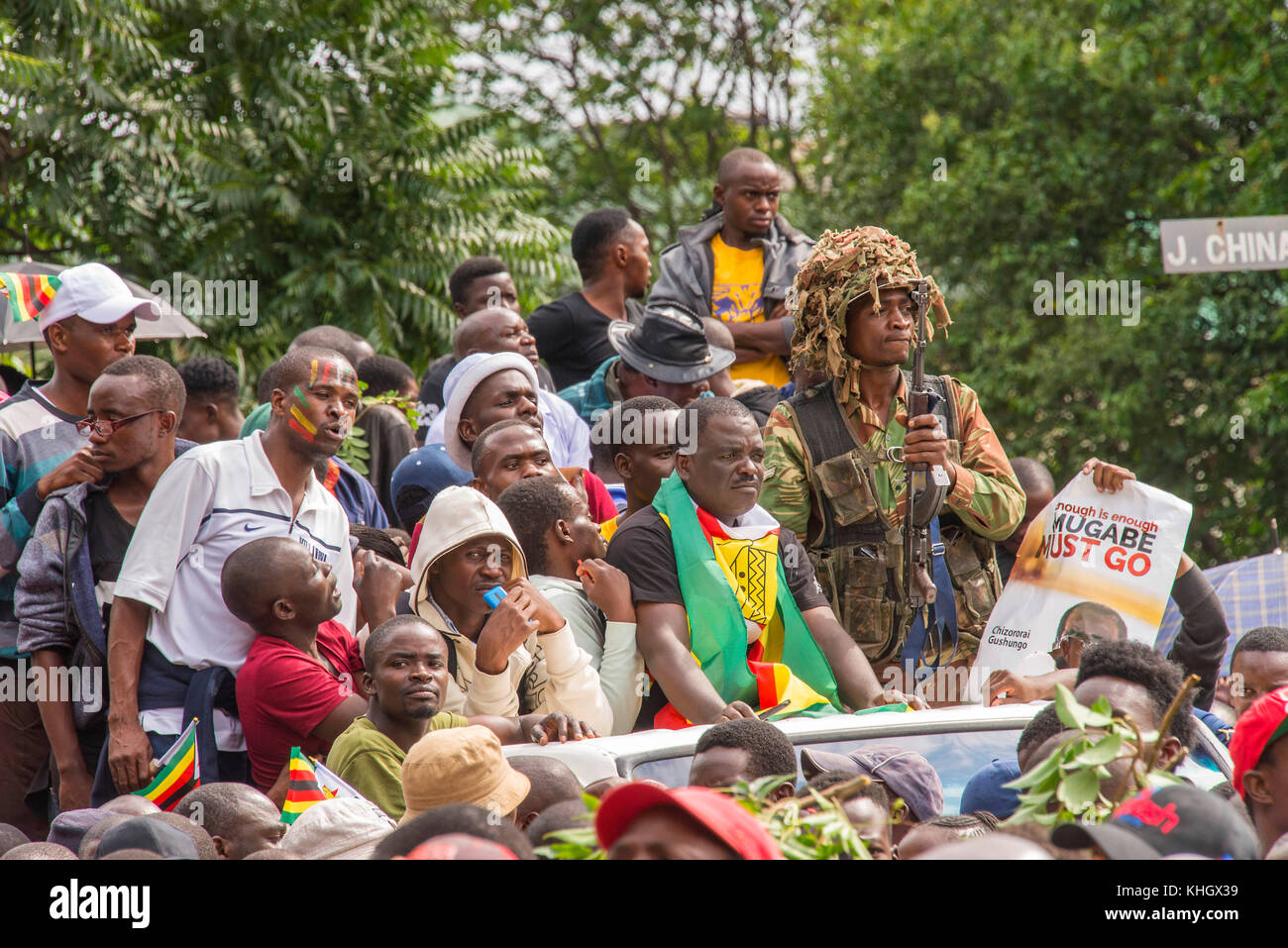 Harare, Zimbabwe. 17 novembre, 2017. zimbabwe dimostrazione il colpo di stato militare in marcia di protesta anti mugabe Robert Mugabe pacifica di grandi numeri di manifestanti che protestavano celebrazione harare sabato credito: christopher scott/alamy live news Foto Stock
