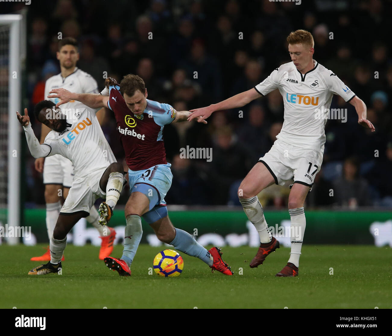 NATHAN DYER, ASHLEY BARNES & SAM CLUCAS BURNLEY V SWANSEA CITY BURNLEY V SWANSEA CITY PREMIER LEAGUE 18 NOVEMBRE 2017 GBB5429 USO STRETTAMENTE EDITORIALE. Se Il Giocatore/I Giocatori Rappresentati In Questa Immagine Sono/Stanno Giocando Per Un Club Inglese O Per La Squadra Nazionale Dell'Inghilterra. Poi Questa Immagine Può Essere Utilizzata Solo Per Scopi Editoriali. Nessun Uso Commerciale. I Seguenti usi sono inoltre limitati ANCHE SE IN UN CONTESTO EDITORIALE: Utilizzo in conjuction con, o parte di, qualsiasi audio, video, dati, elenchi di fixture, logo club/campionato, scommesse, giochi o qualsiasi servizio 'live'. Anche Limitato Ar Foto Stock