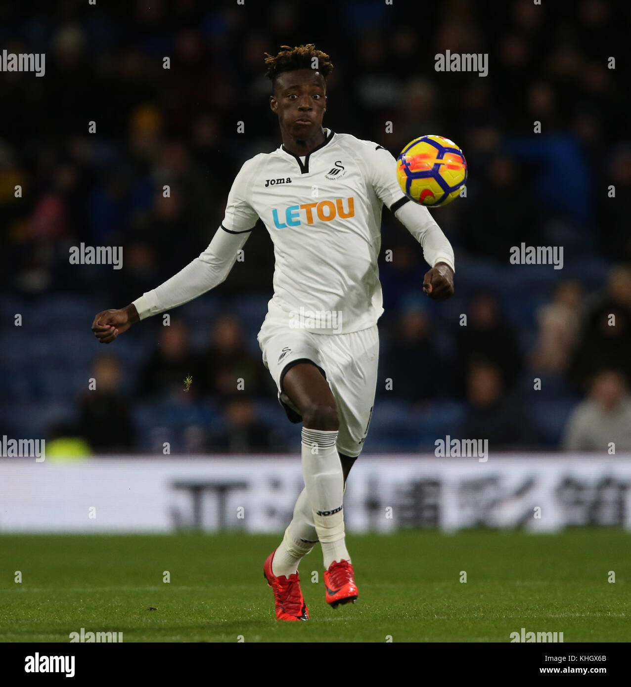 TAMMY ABRAHAM SWANSEA CITY FC BURNLEY V SWANSEA CITY PREMIER LEAGUE 18 NOVEMBRE 2017 GBB5432 USO STRETTAMENTE EDITORIALE. Se Il Giocatore/I Giocatori Rappresentati In Questa Immagine Sono/Stanno Giocando Per Un Club Inglese O Per La Squadra Nazionale Dell'Inghilterra. Poi Questa Immagine Può Essere Utilizzata Solo Per Scopi Editoriali. Nessun Uso Commerciale. I Seguenti usi sono inoltre limitati ANCHE SE IN UN CONTESTO EDITORIALE: Utilizzo in conjuction con, o parte di, qualsiasi audio, video, dati, elenchi di fixture, logo club/campionato, scommesse, giochi o qualsiasi servizio 'live'. Sono Inoltre Limitate Le Utilizzazioni Nelle Pubblicazioni Involvin Foto Stock