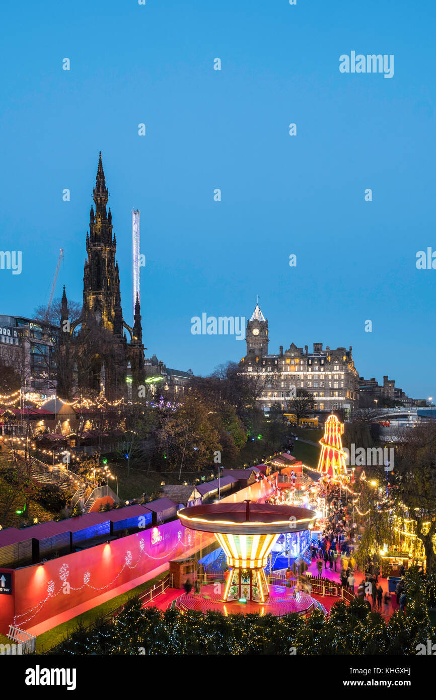 Edimburgo, Scozia, Regno Unito. Xviii Nov, 2017. Giorno di apertura di Edimburgo popolare e bel mercato natalizio e il parco di divertimenti in Princes Street Gardens. Credito: Iain Masterton/Alamy Live News Foto Stock