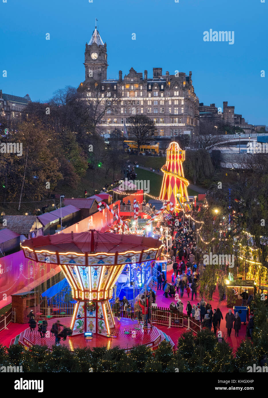 Edimburgo, Scozia, Regno Unito. Xviii Nov, 2017. Giorno di apertura di Edimburgo popolare e bel mercato natalizio e il parco di divertimenti in Princes Street Gardens. Credito: Iain Masterton/Alamy Live News Foto Stock