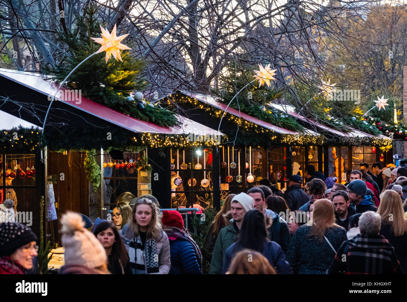 Edimburgo, Scozia, Regno Unito. Xviii Nov, 2017. Giorno di apertura di Edimburgo popolare e bel mercato natalizio e il parco di divertimenti in Princes Street Gardens. Credito: Iain Masterton/Alamy Live News Foto Stock