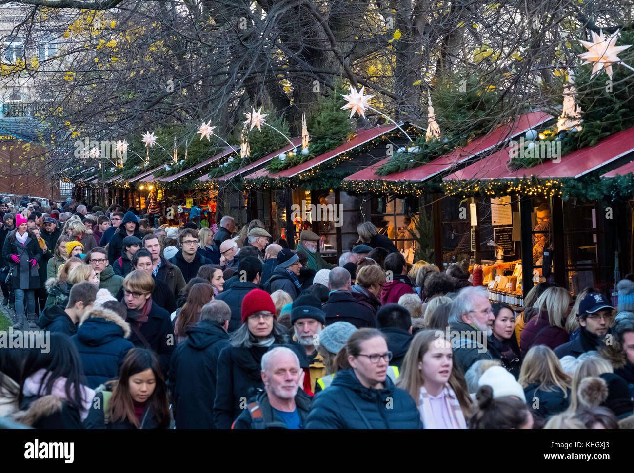 Edimburgo, Scozia, Regno Unito. Xviii Nov, 2017. Giorno di apertura di Edimburgo popolare e bel mercato natalizio e il parco di divertimenti in Princes Street Gardens. Credito: Iain Masterton/Alamy Live News Foto Stock