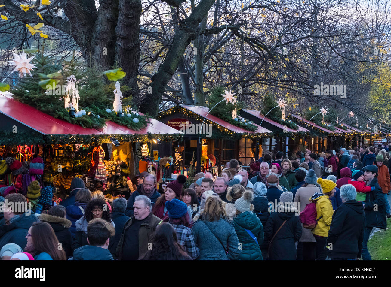 Edimburgo, Scozia, Regno Unito. Xviii Nov, 2017. Giorno di apertura di Edimburgo popolare e bel mercato natalizio e il parco di divertimenti in Princes Street Gardens. Credito: Iain Masterton/Alamy Live News Foto Stock