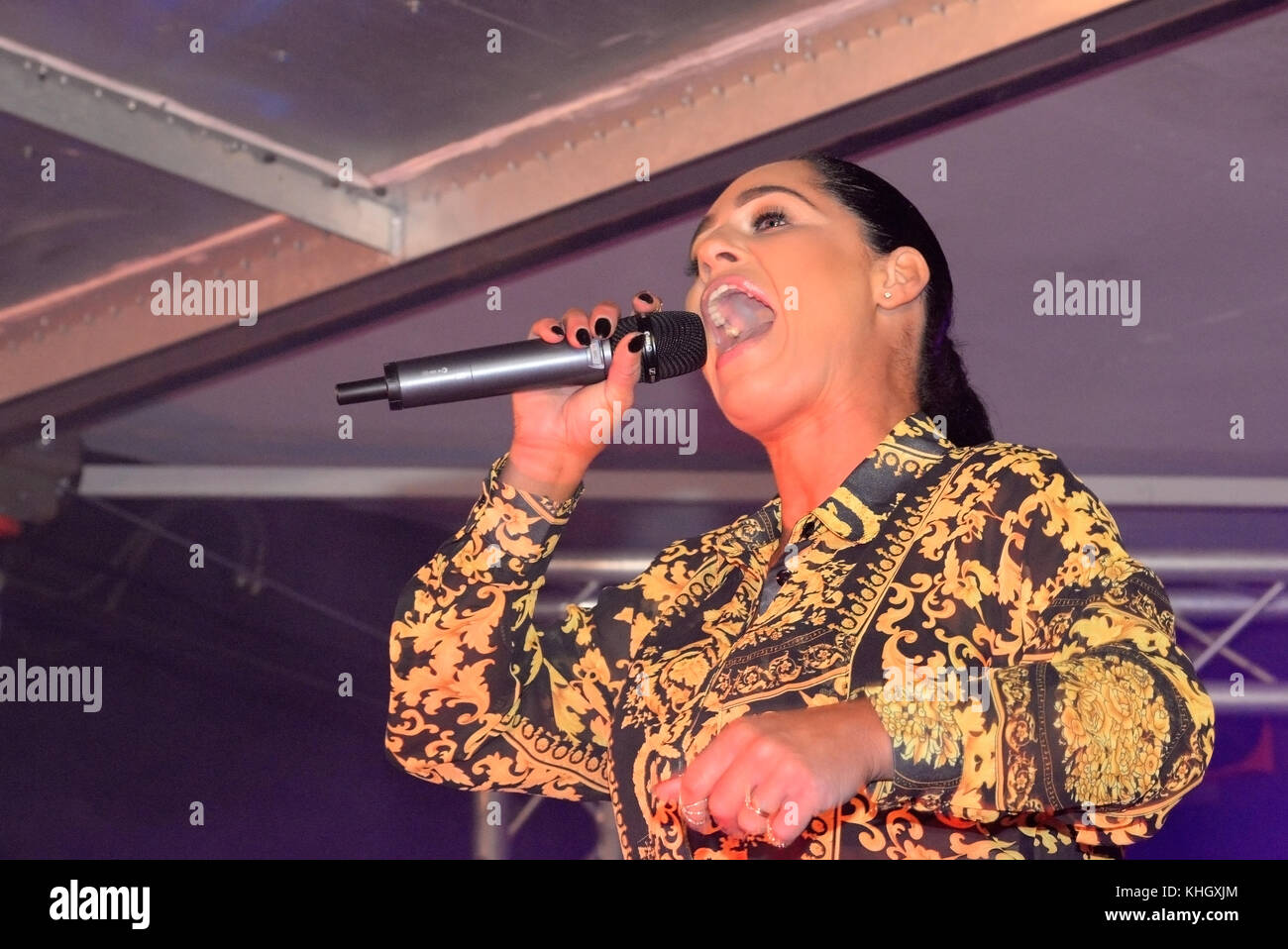 Tracy Leanne Jefford di X-Factor che canta all'evento Southend Christmas Light switch on Foto Stock