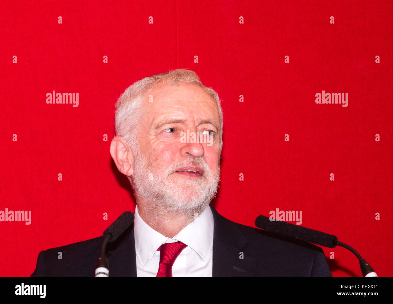 Huntingdon, Regno Unito. 18 Novembre, 2017. Jeremy Corbyn leader del partito laburista britannico risolve il partito laburista orientale conferenza regionale in Huntingdon Credito: William Edwards/Alamy Live News Foto Stock