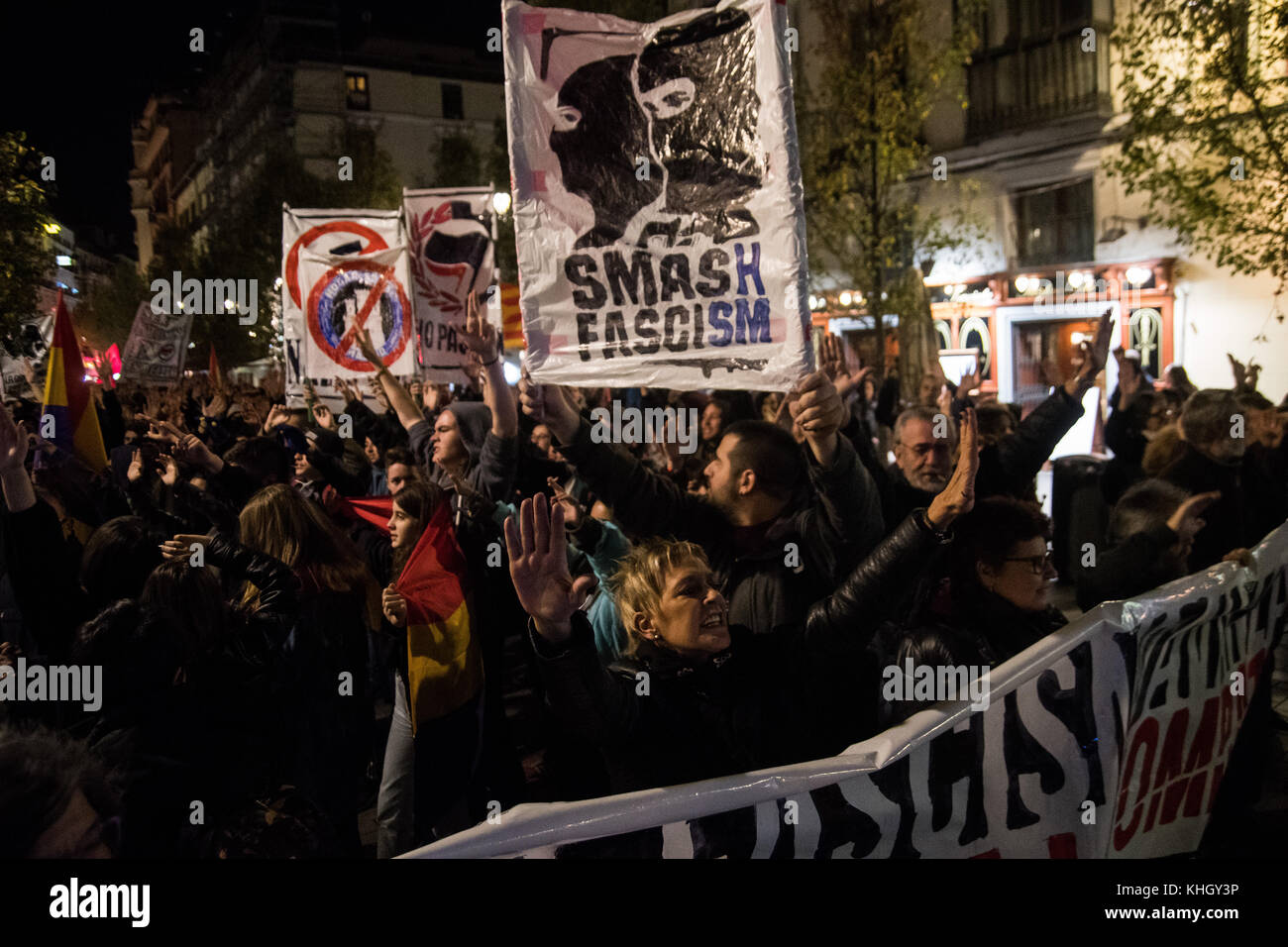 Madrid, Spagna. Xviii Nov, 2017. Centinaia che protestavano contro il fascismo sotto lo slogan "Il Fascismo avanza se non è combattuto' a Madrid, Spagna. Credito: Marcos del Mazo/Alamy Live News Foto Stock