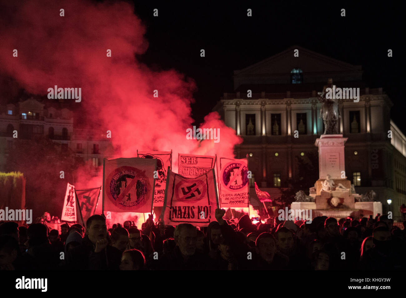 Madrid, Spagna. Xviii Nov, 2017. Centinaia che protestavano contro il fascismo sotto lo slogan "Il Fascismo avanza se non è combattuto' a Madrid, Spagna. Credito: Marcos del Mazo/Alamy Live News Foto Stock