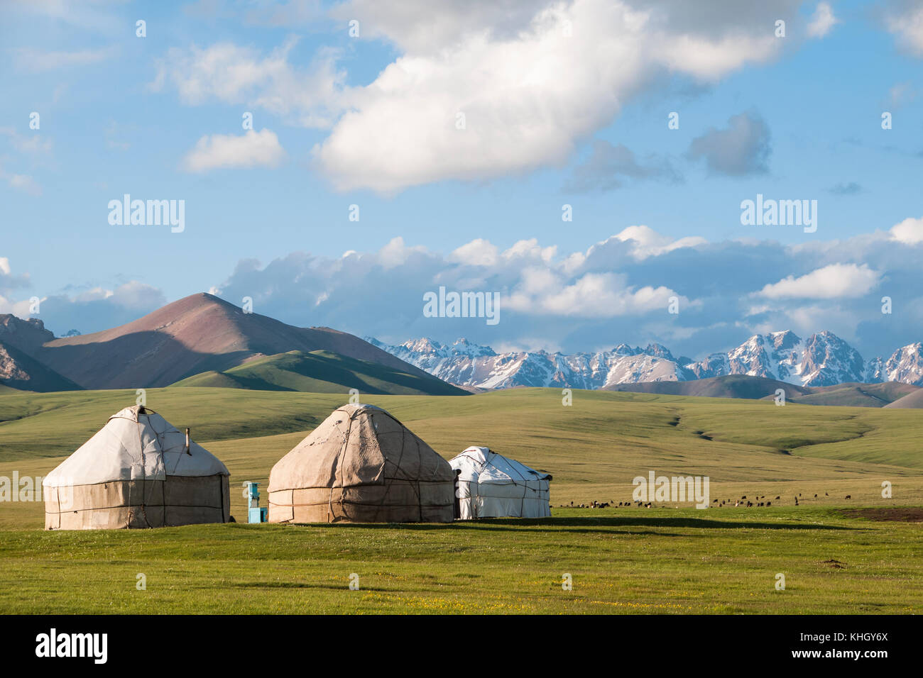 Yurta su uno sfondo di montagne in Song Kol area in Kirgistan Foto Stock