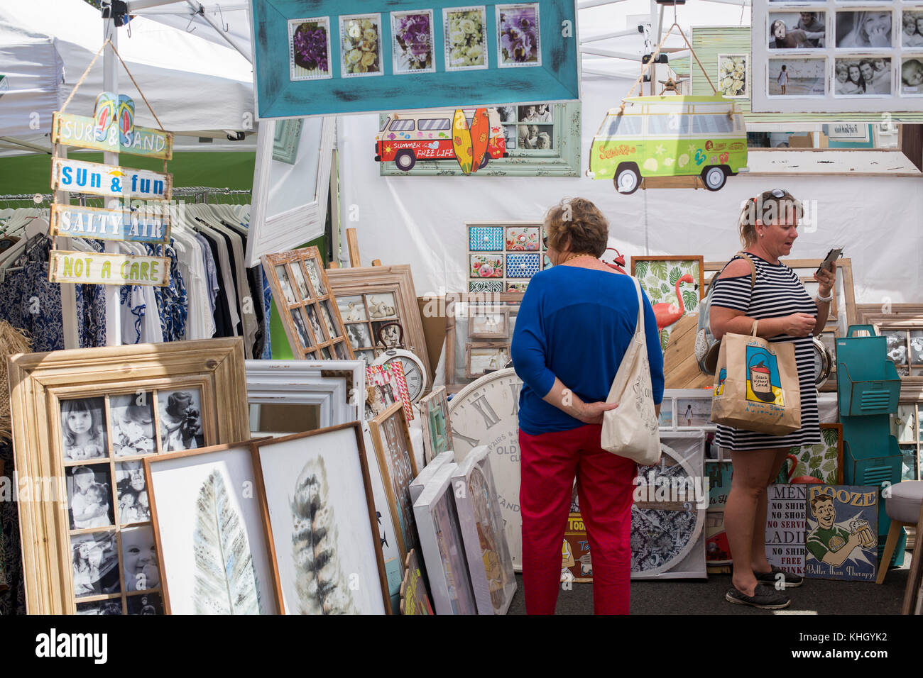 Avalon Beach, Sydney, domenica 19 novembre 2017. La comunità annuale giorno di mercato a Avalon Beach offre oltre 400 bancarelle che vendono artigianato, abbigliamento, gioielli, arte e doni. Credito: martin berry/Alamy Live News Foto Stock
