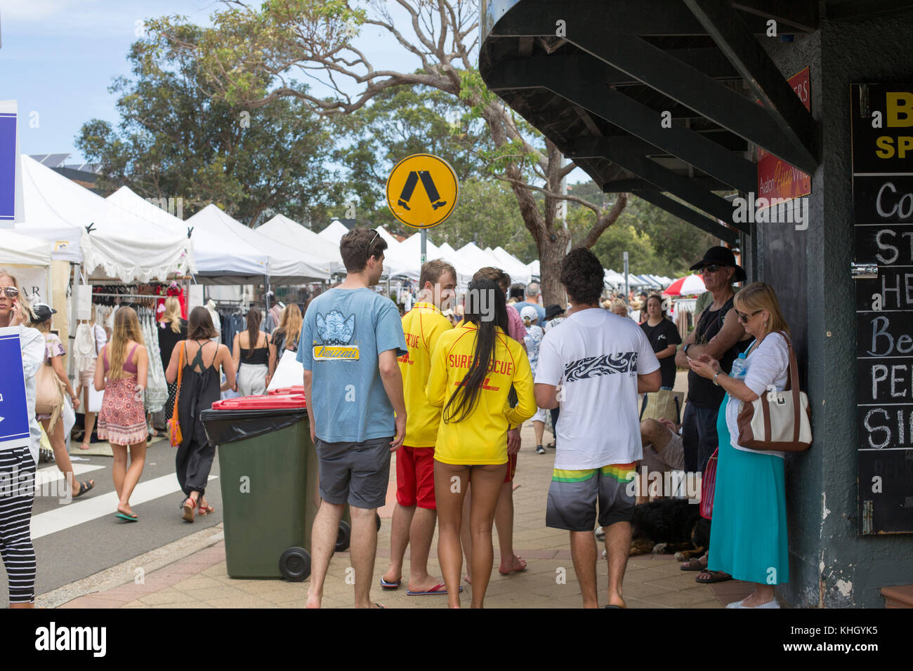 Avalon Beach, Sydney, domenica 19 novembre 2017. La comunità annuale giorno di mercato a Avalon Beach offre oltre 400 bancarelle che vendono artigianato, abbigliamento, gioielli, arte e doni. Credito: martin berry/Alamy Live News Foto Stock