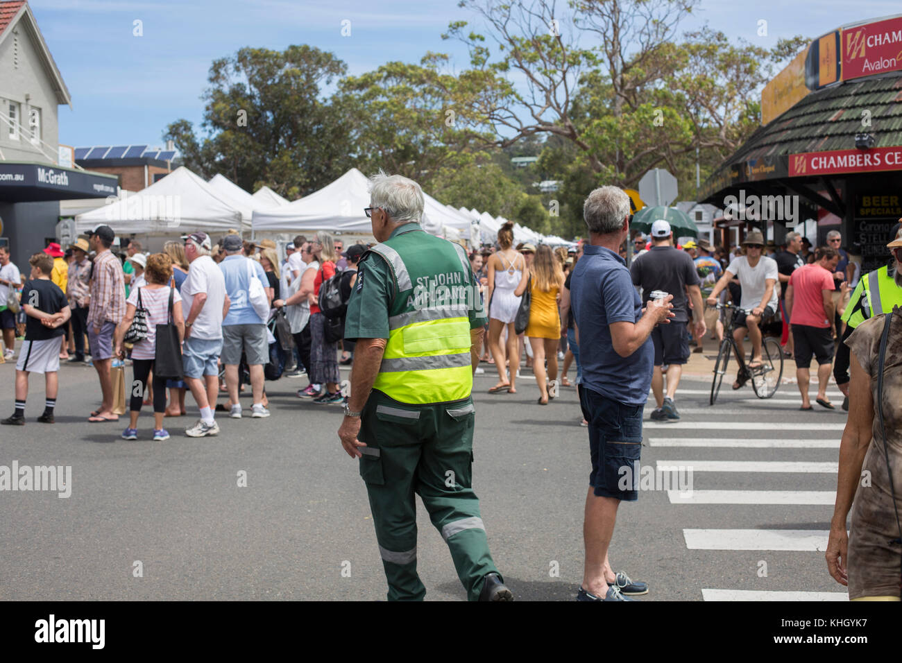 Avalon Beach, Sydney, domenica 19 novembre 2017. La comunità annuale giorno di mercato a Avalon Beach offre oltre 400 bancarelle che vendono artigianato, abbigliamento, gioielli, arte e doni. Credito: martin berry/Alamy Live News Foto Stock