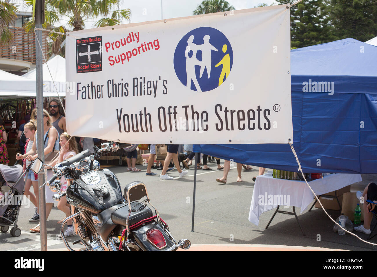 Avalon Beach, Sydney, domenica 19 novembre 2017. La comunità annuale giorno di mercato a Avalon Beach offre oltre 400 bancarelle che vendono artigianato, abbigliamento, gioielli, arte e doni. Credito: martin berry/Alamy Live News Foto Stock