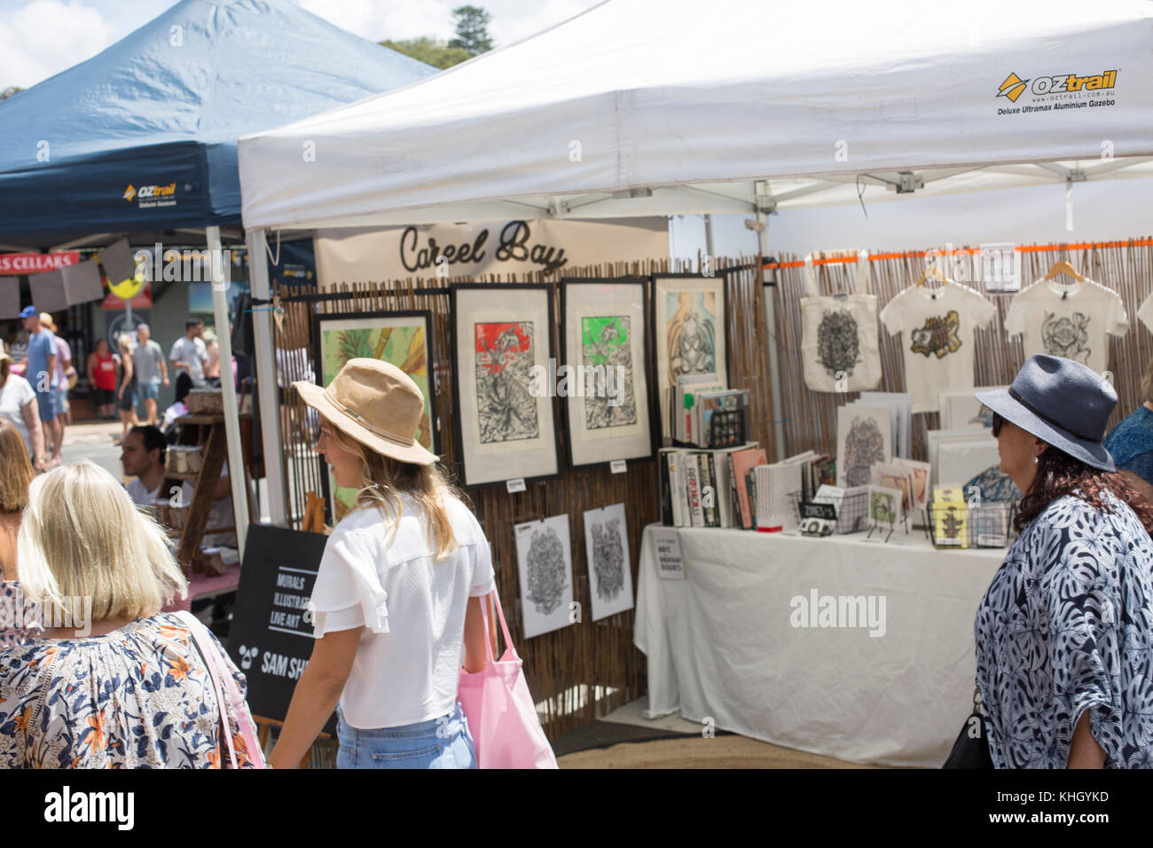 Avalon Beach, Sydney, domenica 19 novembre 2017. La comunità annuale giorno di mercato a Avalon Beach offre oltre 400 bancarelle che vendono artigianato, abbigliamento, gioielli, arte e doni. Credito: martin berry/Alamy Live News Foto Stock