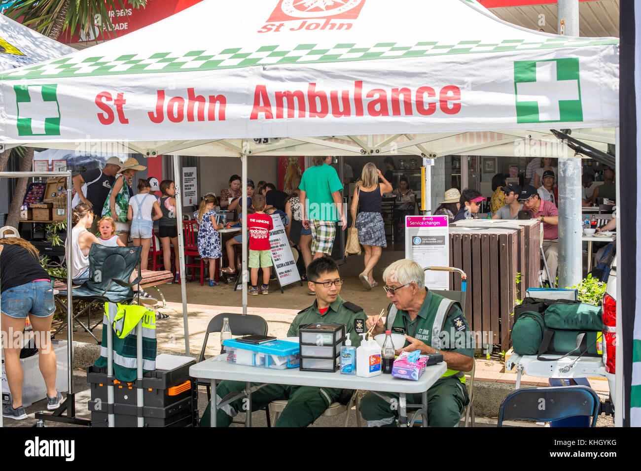 Avalon Beach, Sydney, domenica 19 novembre 2017. La comunità annuale giorno di mercato a Avalon Beach offre oltre 400 bancarelle che vendono artigianato, abbigliamento, gioielli, arte e doni. Credito: martin berry/Alamy Live News Foto Stock
