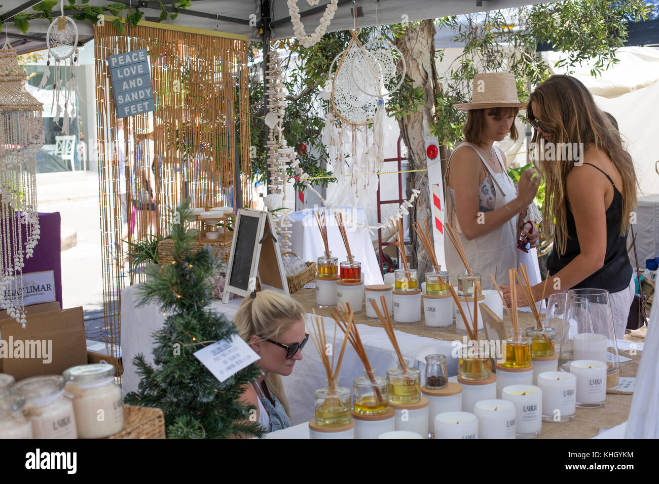 Avalon Beach, Sydney, domenica 19 novembre 2017. La comunità annuale giorno di mercato a Avalon Beach offre oltre 400 bancarelle che vendono artigianato, abbigliamento, gioielli, arte e doni. Credito: martin berry/Alamy Live News Foto Stock