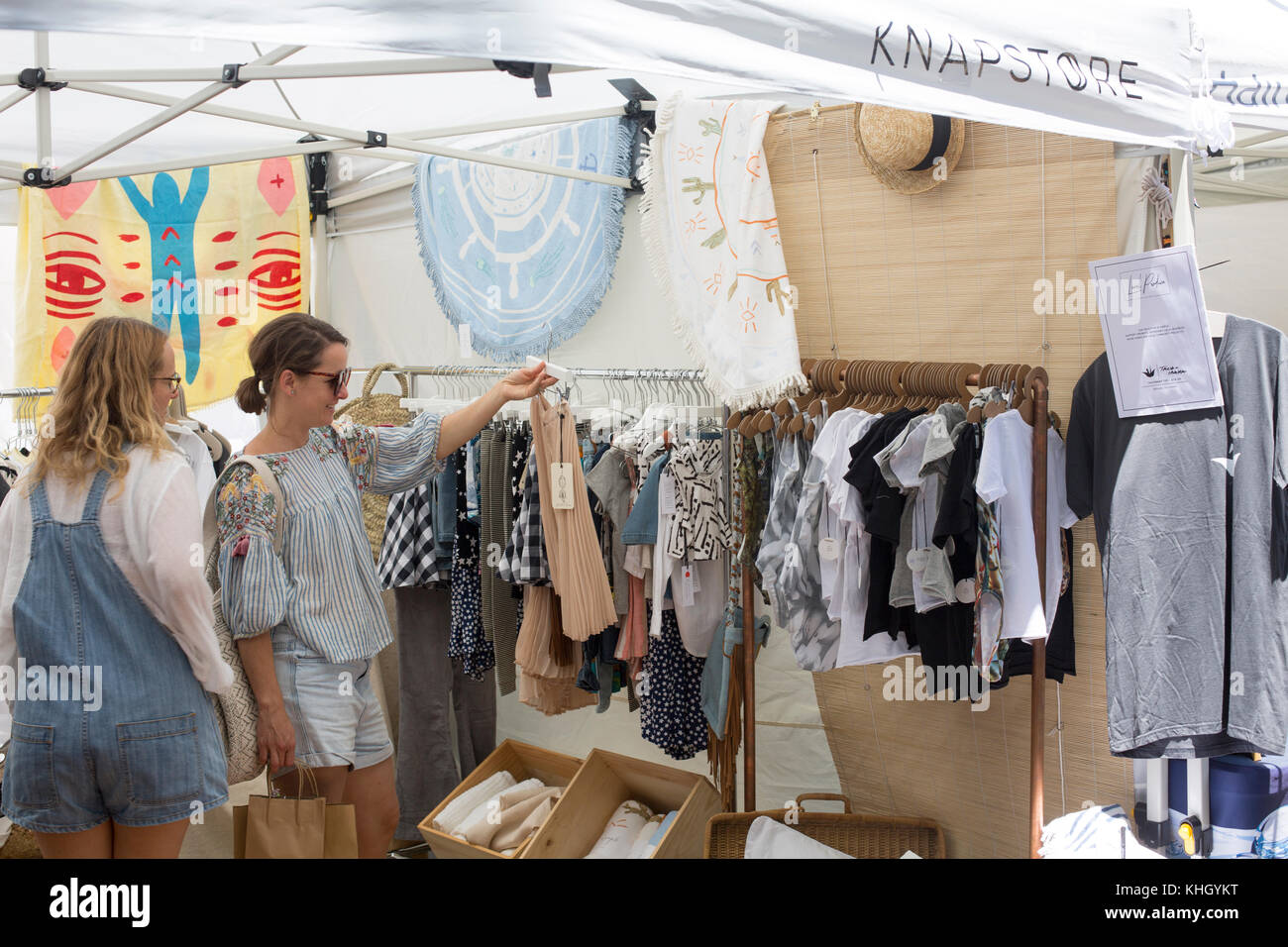 Avalon Beach, Sydney, domenica 19 novembre 2017. La comunità annuale giorno di mercato a Avalon Beach offre oltre 400 bancarelle che vendono artigianato, abbigliamento, gioielli, arte e doni. Credito: martin berry/Alamy Live News Foto Stock