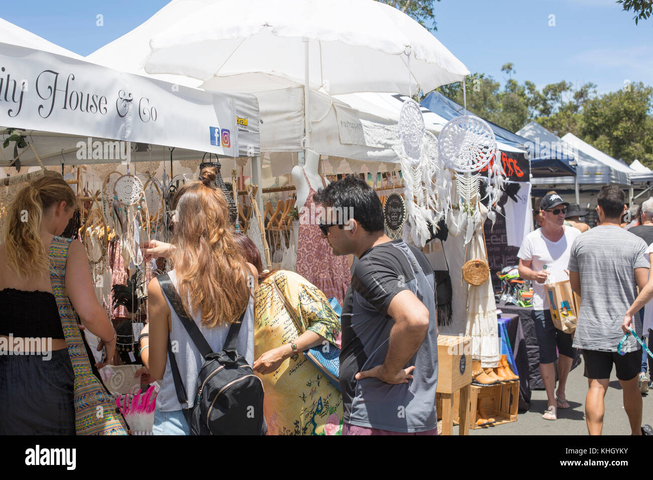 Avalon Beach, Sydney, domenica 19 novembre 2017. La comunità annuale giorno di mercato a Avalon Beach offre oltre 400 bancarelle che vendono artigianato, abbigliamento, gioielli, arte e doni. Credito: martin berry/Alamy Live News Foto Stock