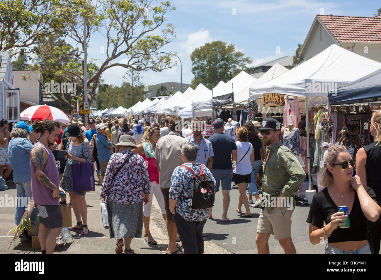 Avalon Beach, Sydney, domenica 19 novembre 2017. La comunità annuale giorno di mercato a Avalon Beach offre oltre 400 bancarelle che vendono artigianato, abbigliamento, gioielli, arte e doni. Credito: martin berry/Alamy Live News Foto Stock
