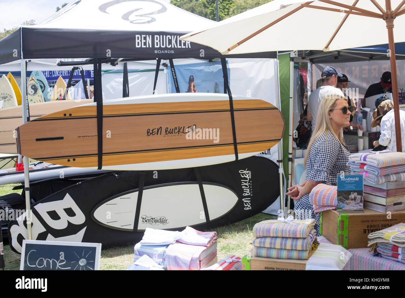 Avalon Beach, Sydney, domenica 19 novembre 2017. La comunità annuale giorno di mercato a Avalon Beach offre oltre 400 bancarelle che vendono artigianato, abbigliamento, gioielli, arte e doni. Credito: martin berry/Alamy Live News Foto Stock