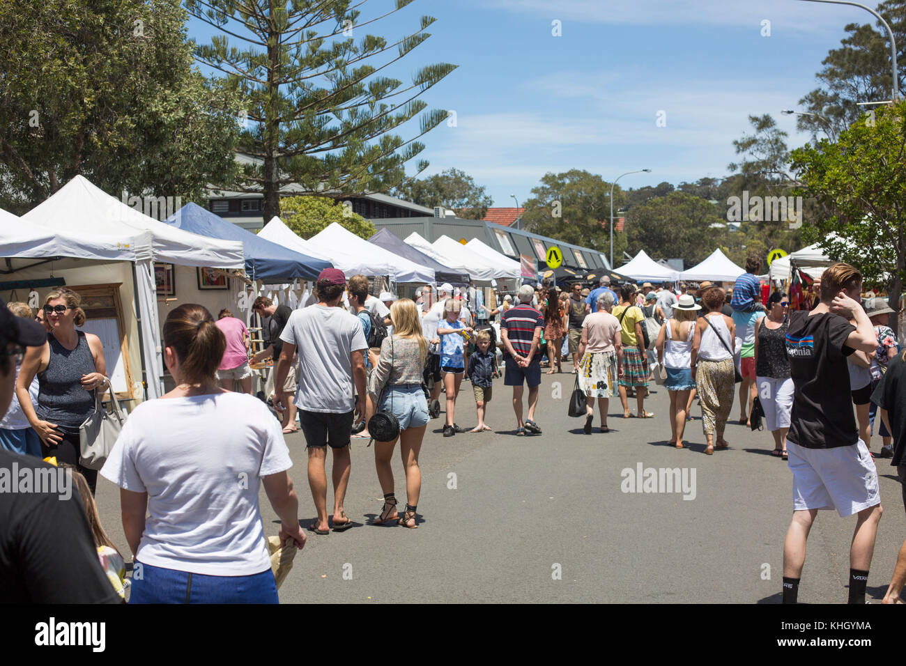 Avalon Beach, Sydney, domenica 19 novembre 2017. La comunità annuale giorno di mercato a Avalon Beach offre oltre 400 bancarelle che vendono artigianato, abbigliamento, gioielli, arte e doni. Credito: martin berry/Alamy Live News Foto Stock