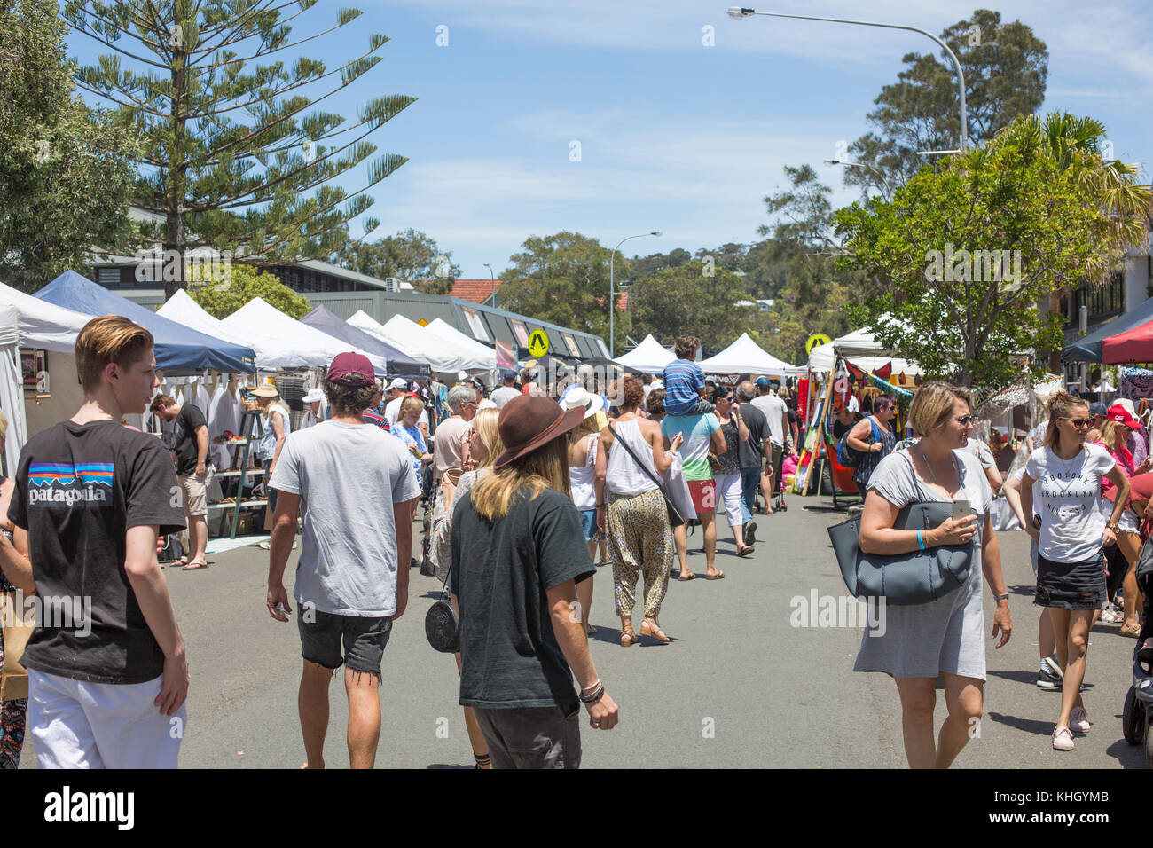 Avalon Beach, Sydney, domenica 19 novembre 2017. La comunità annuale giorno di mercato a Avalon Beach offre oltre 400 bancarelle che vendono artigianato, abbigliamento, gioielli, arte e doni. Credito: martin berry/Alamy Live News Foto Stock