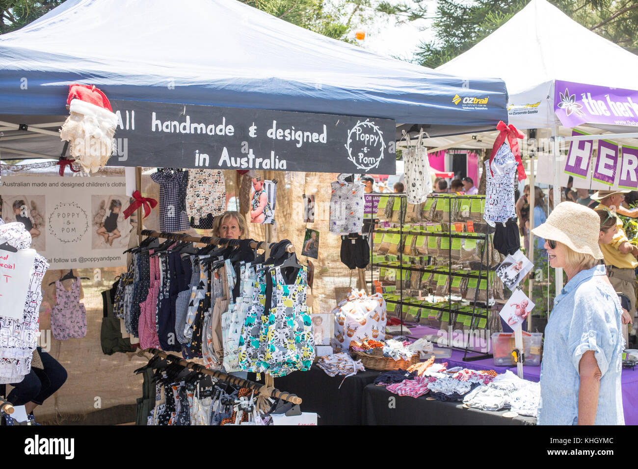 Avalon Beach, Sydney, domenica 19 novembre 2017. La comunità annuale giorno di mercato a Avalon Beach offre oltre 400 bancarelle che vendono artigianato, abbigliamento, gioielli, arte e doni. Credito: martin berry/Alamy Live News Foto Stock